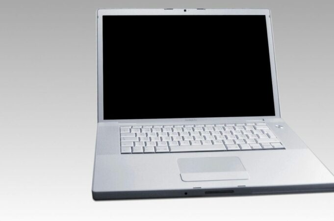 Historie – Steve Jobs před 19 lety v roce 2006 představil MacBook Pro