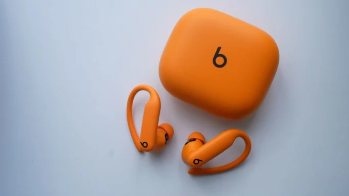 Apple vydal nový firmware pro sluchátka Powerbeats Pro 2
