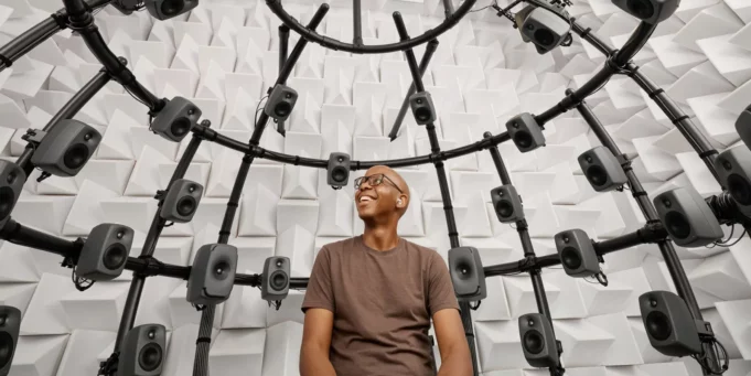 V testovacím centru Apple provádí doslova tisíce testů při ladění a validaci AirPods i dalších zařízení