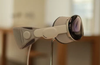 Apple v roce 2024 prodal 390 000 kusů Vision Pro