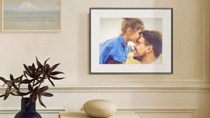 Aura představuje Ink Frame – první fotorámeček s realistickým vzhledem tištěné fotografie