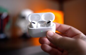 Apple ukončil servisní programy pro původní AirPods Pro a iPhone 12/12 Pro