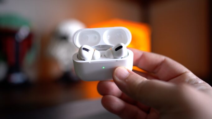 Apple ukončil servisní programy pro původní AirPods Pro a iPhone 12/12 Pro