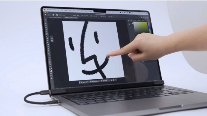 CES 2026: Intricuit představil nový doplňek, který přináší dotykovou obrazovku do MacBooků