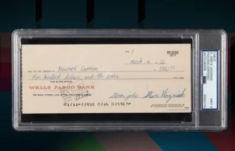 Šek podepsaný Stevem Jobsem a Stevem Wozniakem se vydražil v aukci za 2,4 milionu dolarů