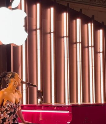 Apple zahajuje 50. výročí překvapivým koncertem Alicie Keys v New Yorku