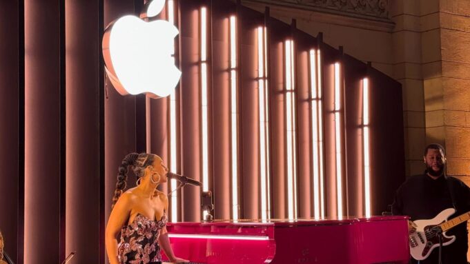 Apple zahajuje 50. výročí překvapivým koncertem Alicie Keys v New Yorku