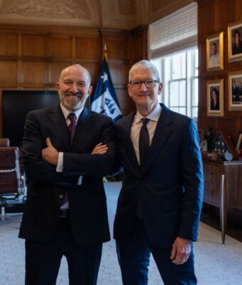 Tim Cook se setkal s americkým ministrem obchodu Howardem Lutnickem