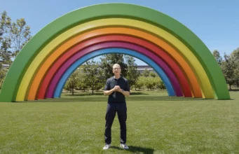 Tim Cook dnes předal vedení společnosti Apple Johnu Ternusovi
