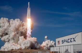 SpaceX údajně pracuje na vlastním zařízení podobném iPhonu. Elon Musk však zprávu popřel