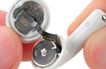 iFixit rozebrala sluchátka AirPods 5 pro jedno ze svých tradičních teardown videí